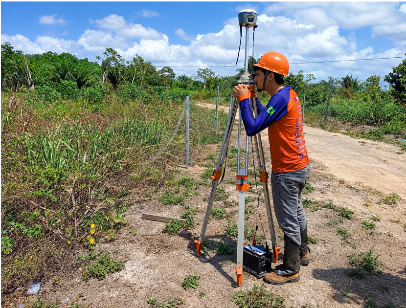 Equipe Topo Xingu realizando serviços de engenharia e topografia