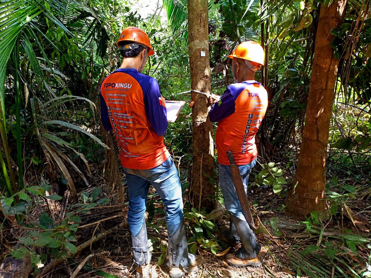 Equipe Topo Xingu realizando serviços de engenharia e topografia