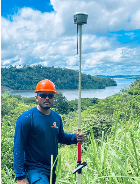 Equipe Topo Xingu realizando serviços de engenharia e topografia