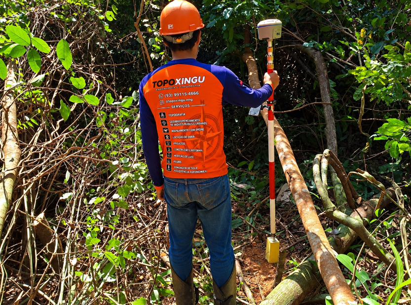 Equipe Topo Xingu realizando serviços de engenharia e topografia
